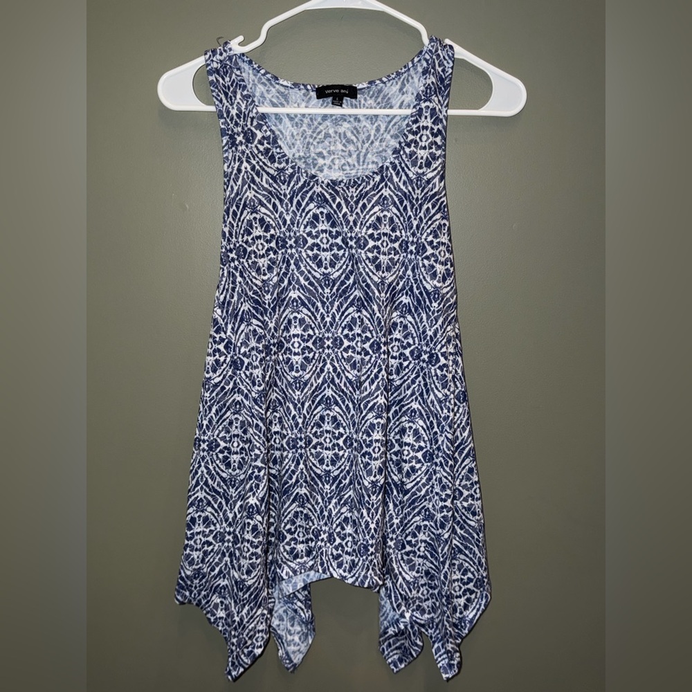 Verve Ami sz L Blue & White Patterned Sleeveless Top with asymmetrical hem